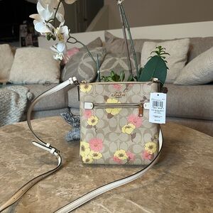 COACH
MINI ROWAN FILE BAG IN
SIGNATURE CANVAS WITH FLORAL CLUSTER PRINT
